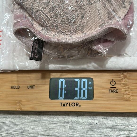 VICTORIA’S SECRET VERY SEXY PUSH UP & STAR EMBROIDERED V-STRING THONG 32B/SMALL - Picture 15 of 16